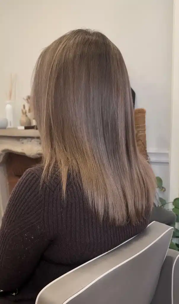 Brushing de prestige vu de dos avec fini soyeux et mouvement fluide chez Victor Bazin Paris