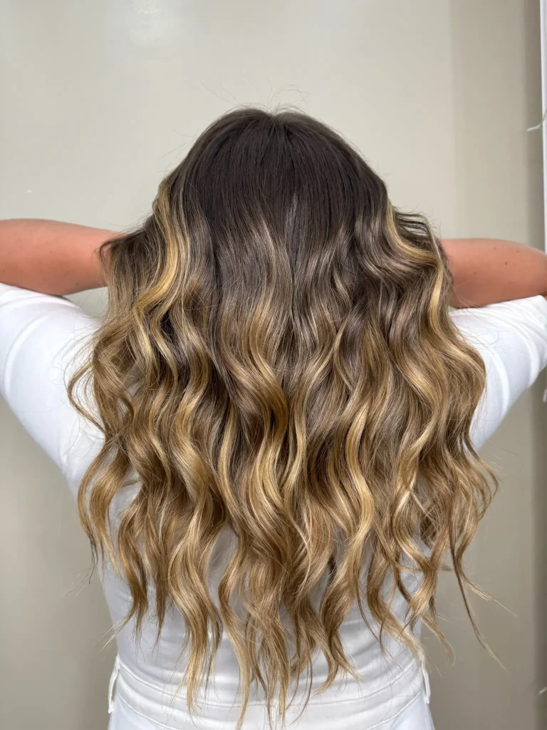 Pose d'extensions de cheveux Paris dans le meilleur salon de coiffure pour femme de Paris