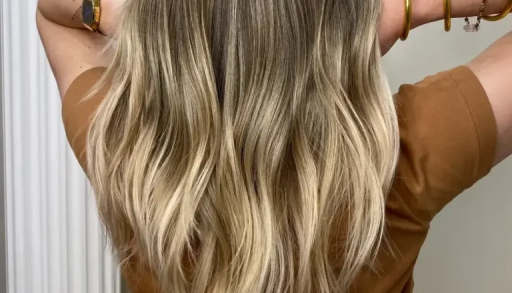 Balayage sur cheveux chatains realise par le coloriste du salon Victor Bazin Paris 17e